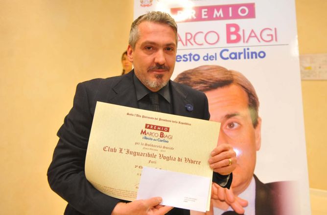 Il vicepresidente Marco Fabbri con l'attestato del premio "Marco Biagi"