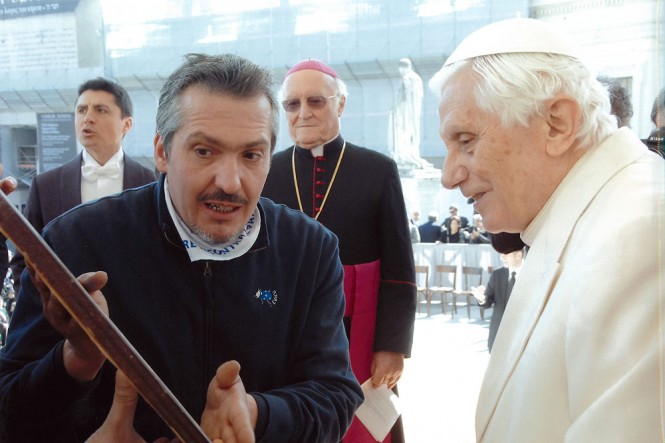 Un nostro socio fondatore, Marco Fabbri, consegna al Santo Padre il quadro realizzato per l'occasione da Franco Vignazia