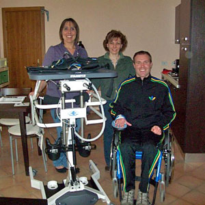 Marco Tremolada con l'apparecchiatura donata dal Club e insieme a due socie del club: Maria Grazia e Cristina