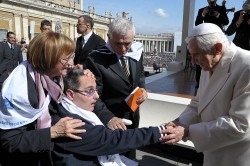 Massimiliano Tresoldi durante l'incontro col Papa in occasione dell'udienza del 7 marzo 2012