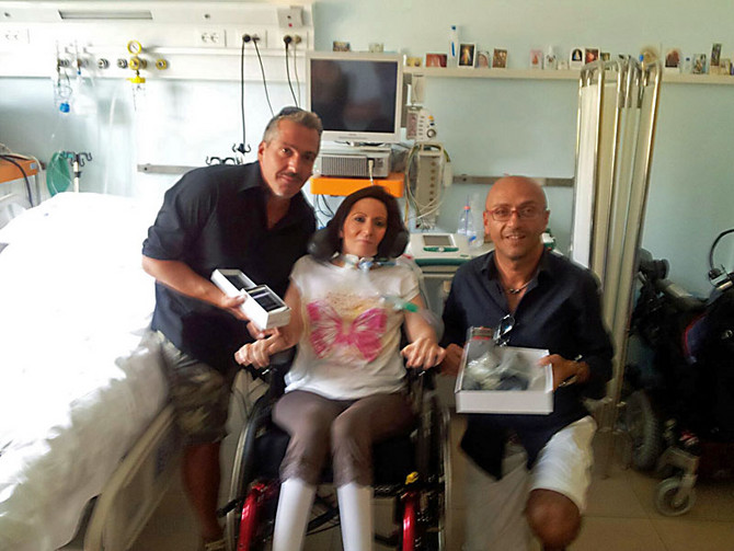 Marco Fabbri e Massimo Pandolfi consegnano, da parte del Club, un supporto tecnologico a Laura Salafia